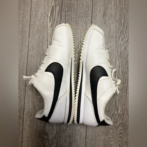 Nike Cortez black and white shoes - Picture 1 of 11